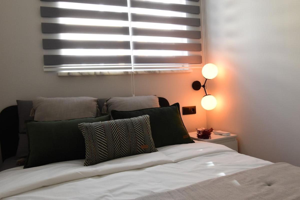 Stunning Seaview 2br Near Metro - Ym5 *